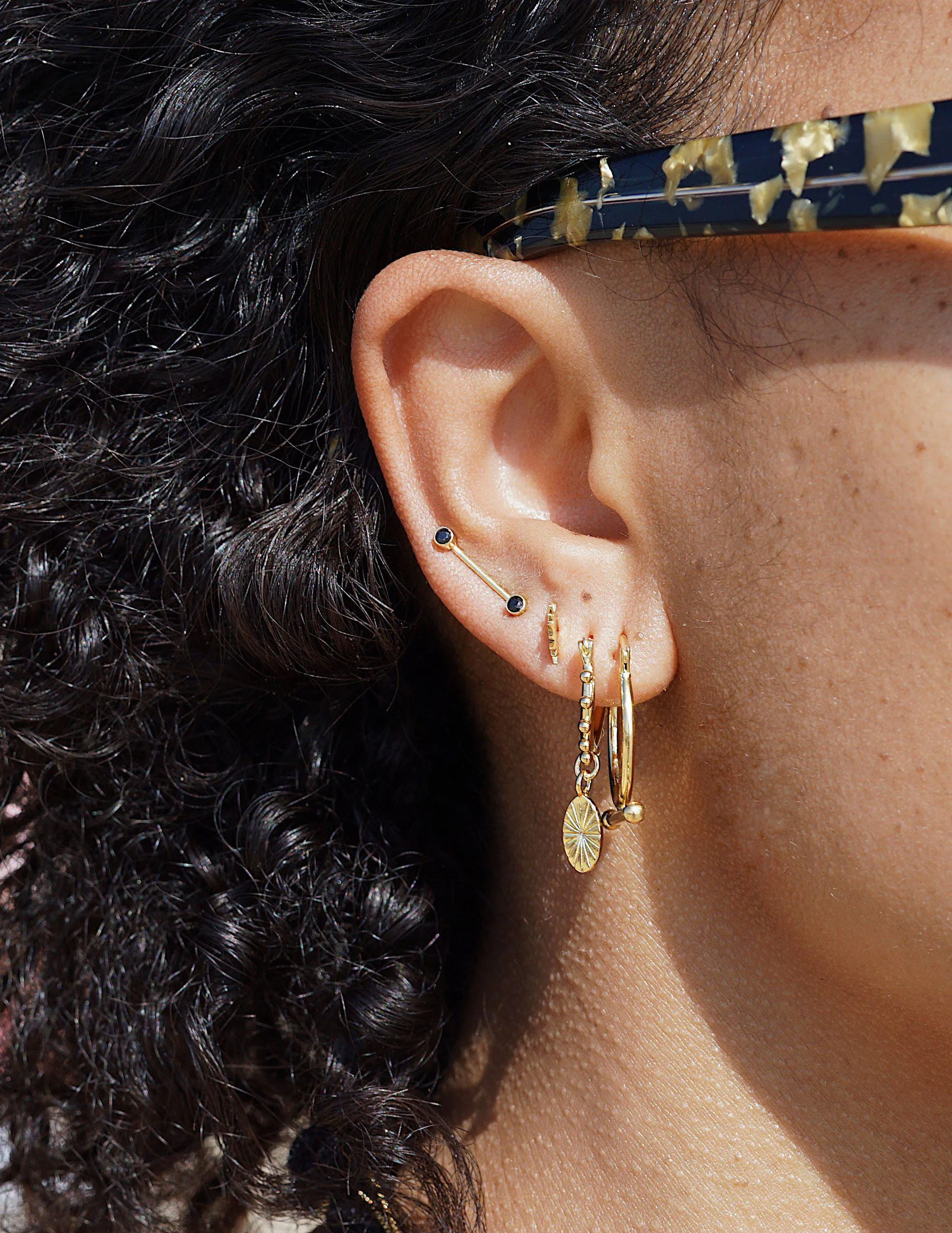 Baton Noir earring <br>Solid gold